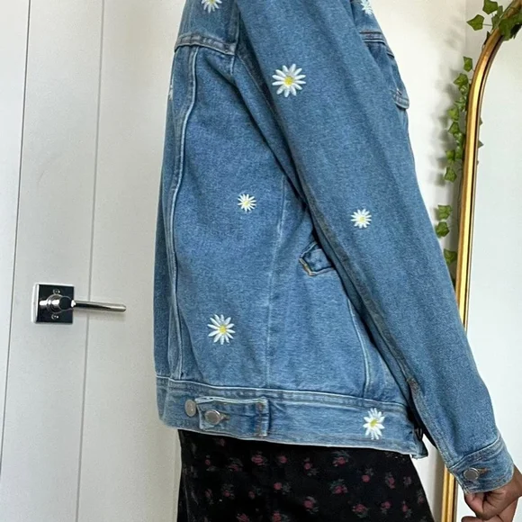 Bagatelle Women Daisy Floral Denim Jacket - Image 4